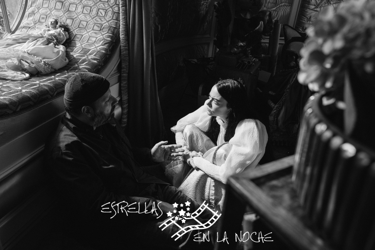 Yorgos Lanthimos and Emma Stone on the set of POOR THINGS. Photo by Atsushi Nishijima. Courtesy of Searchlight Pictures. © 2023 20th Century Studios All Rights Reserved.