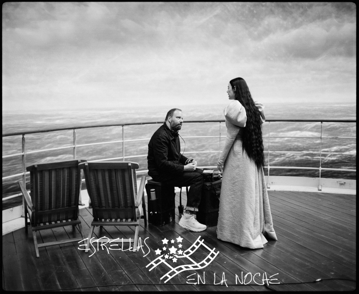 Yorgos Lanthimos and Emma Stone on the set of POOR THINGS. Photo by Atsushi Nishijima. Courtesy of Searchlight Pictures. © 2023 Searchlight Pictures All Rights Reserved.